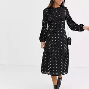 Fashion Union Petite Opne Back Tea Dress in Allover Black and Gold Spot